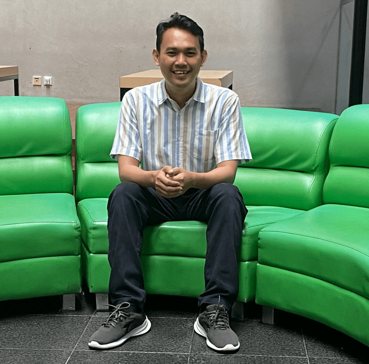 Foto Muhamad Akbar Bin Widayat yang sedang duduk di kursi